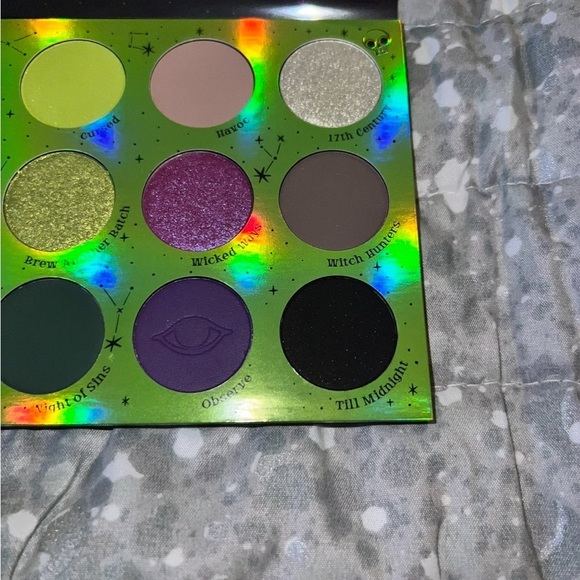 Disney HOCUS POCUS 2 ALL HALLOWS EVE PRESSED POWDER PALETTE NIB - Picture 3 of 5